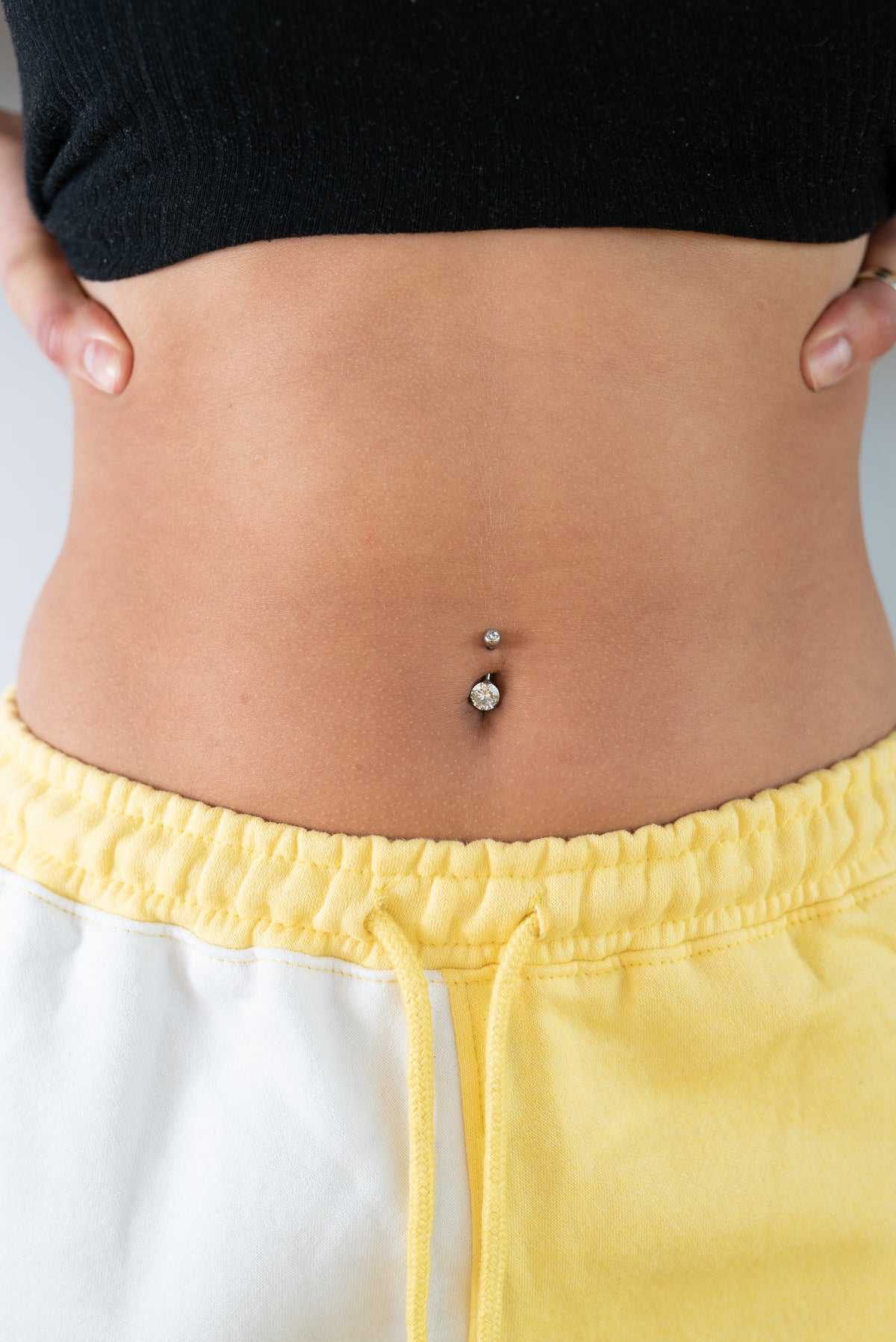 ROUND CZ NAVEL BAR IN SILVER
